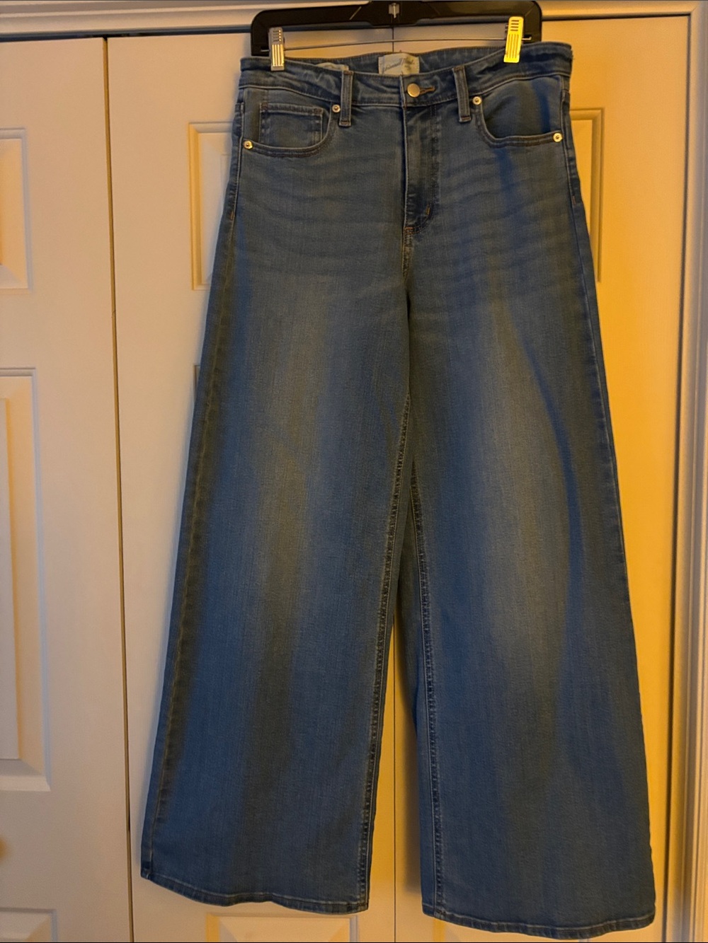 Universal Thread Wide Leg Jeans in Medium Blue Wash